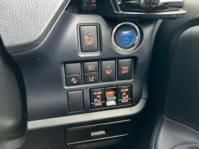 TOYOTA VOXY HYBRID 2017 Image 31