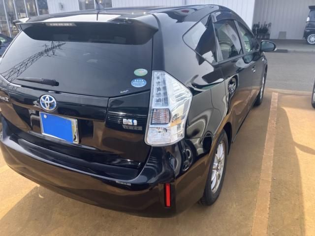 TOYOTA PRIUS ALPHA 2011 Image 31