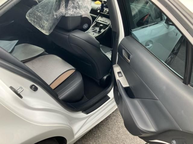 TOYOTA LEXUS IS350 2017 Image 31