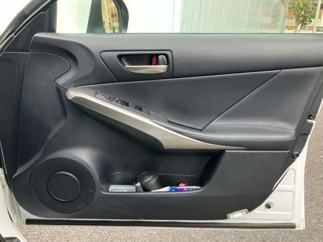 TOYOTA LEXUS IS350 2017 Image 31