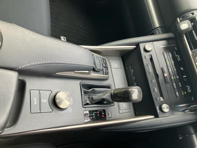 TOYOTA LEXUS IS350 2017 Image 31