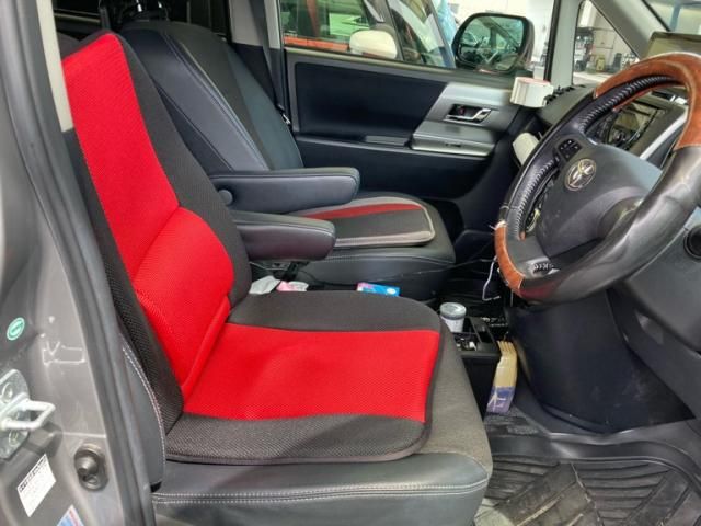 TOYOTA VOXY 2012 Image 31