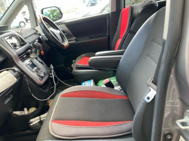 TOYOTA VOXY 2012 Image 31