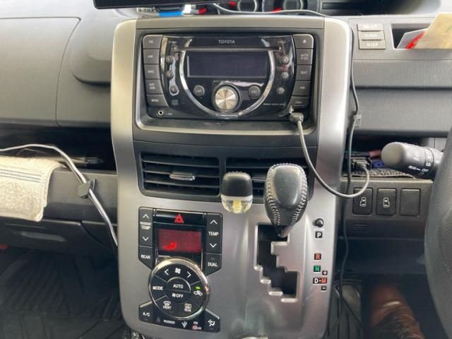 TOYOTA VOXY 2012 Image 31