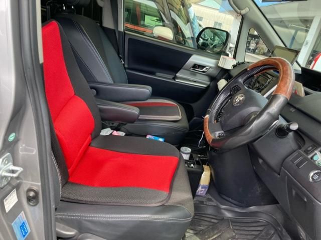 TOYOTA VOXY 2012 Image 31