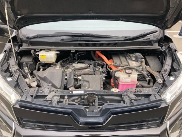 TOYOTA VOXY HYBRID 2018 Image 31