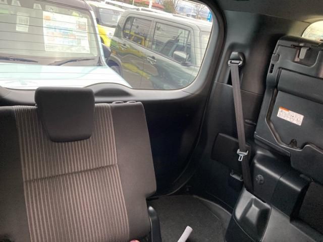 TOYOTA VOXY HYBRID 2018 Image 31