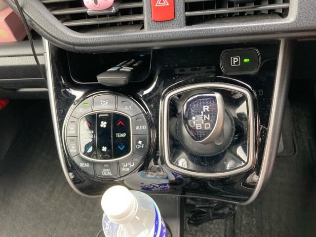 TOYOTA VOXY HYBRID 2018 Image 31