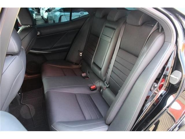 TOYOTA LEXUS IS200T 2017 Image 31