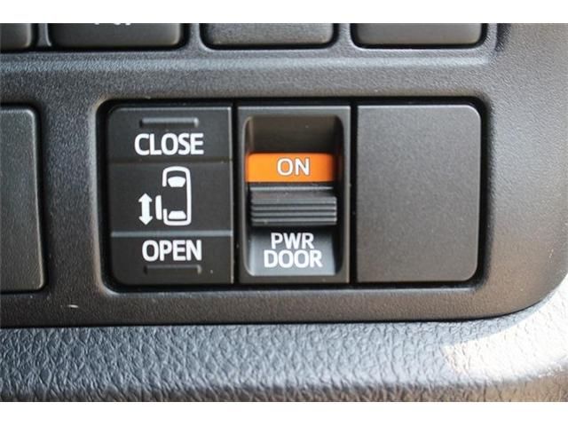 TOYOTA VOXY HYBRID 2018 Image 31