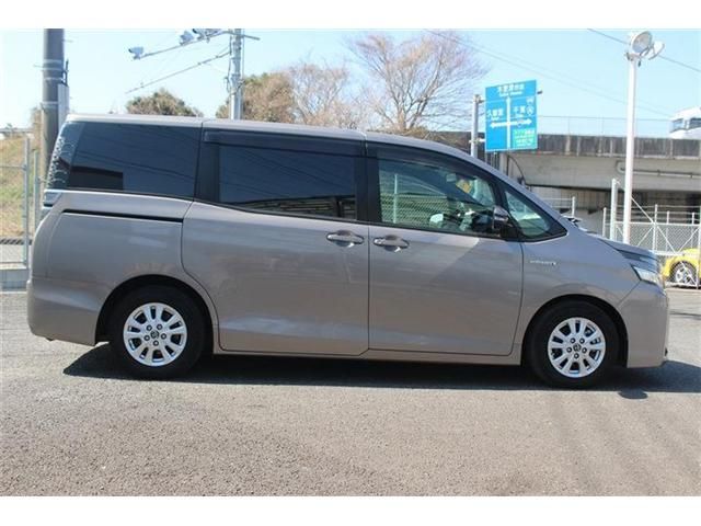 TOYOTA VOXY HYBRID 2018 Image 31