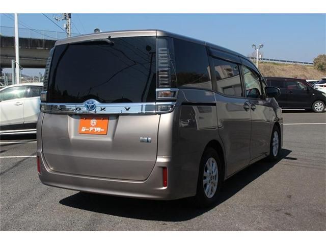 TOYOTA VOXY HYBRID 2018 Image 31