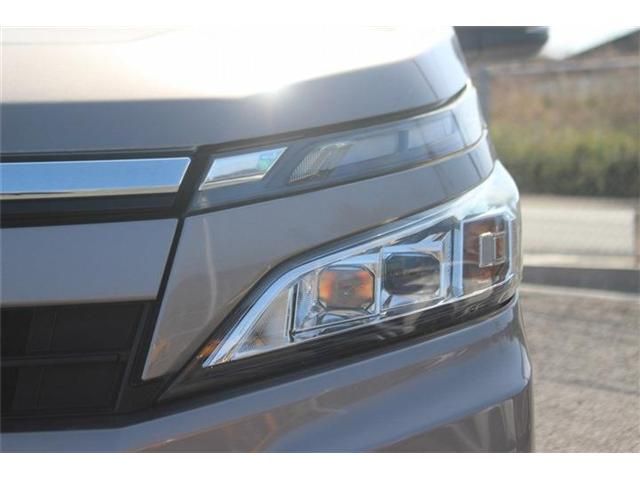 TOYOTA VOXY HYBRID 2018 Image 31