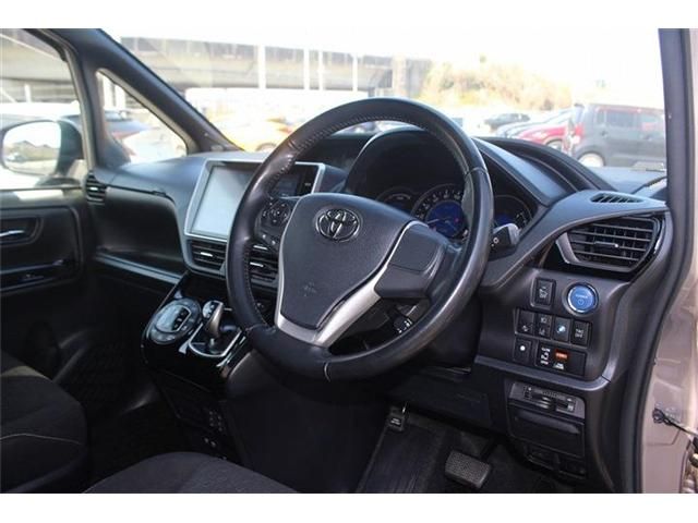 TOYOTA VOXY HYBRID 2018 Image 31