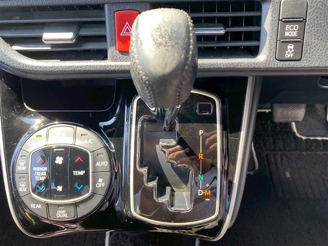 TOYOTA VOXY 2018 Image 31