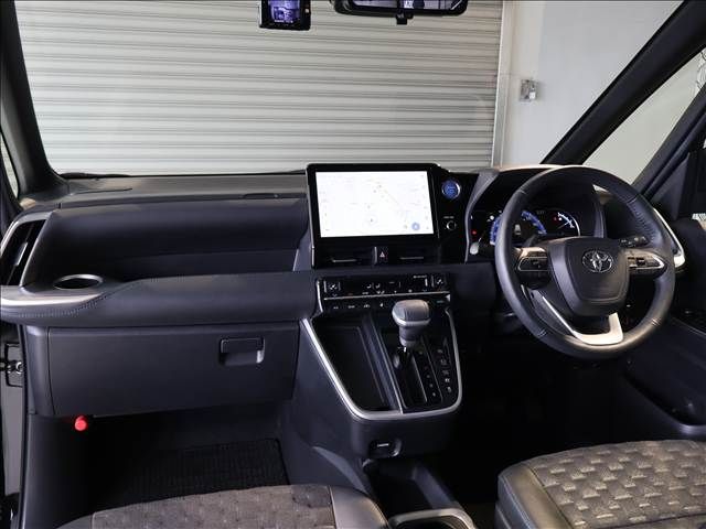 TOYOTA VOXY HYBRID 2023 Image 31