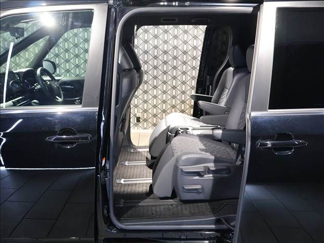 TOYOTA VOXY HYBRID 2023 Image 31