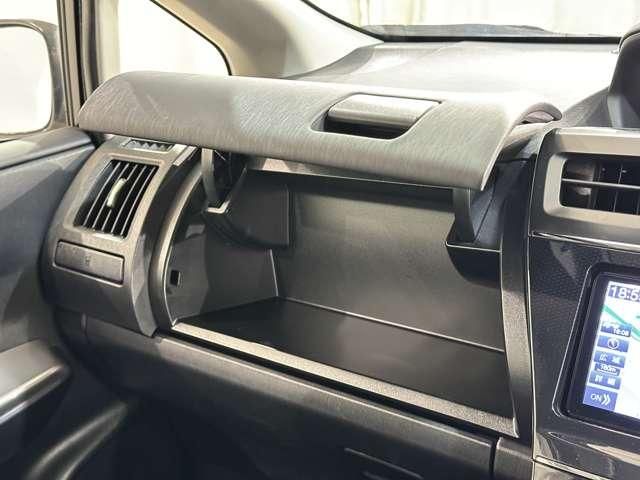 TOYOTA PRIUS ALPHA 2019 Image 31