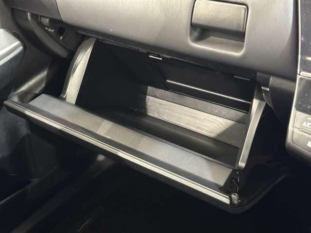 TOYOTA PRIUS ALPHA 2019 Image 31