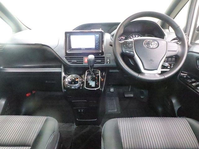 TOYOTA VOXY 2017 Image 31