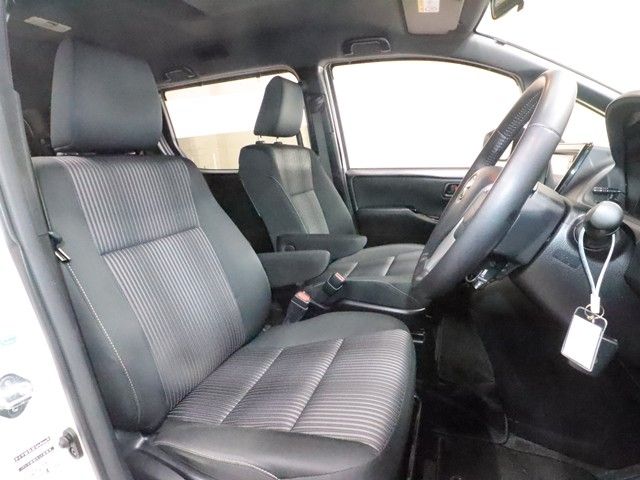 TOYOTA VOXY 2017 Image 31