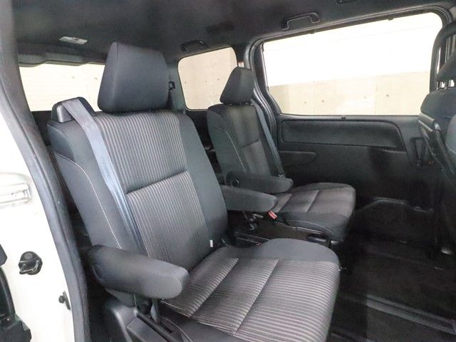 TOYOTA VOXY 2017 Image 31