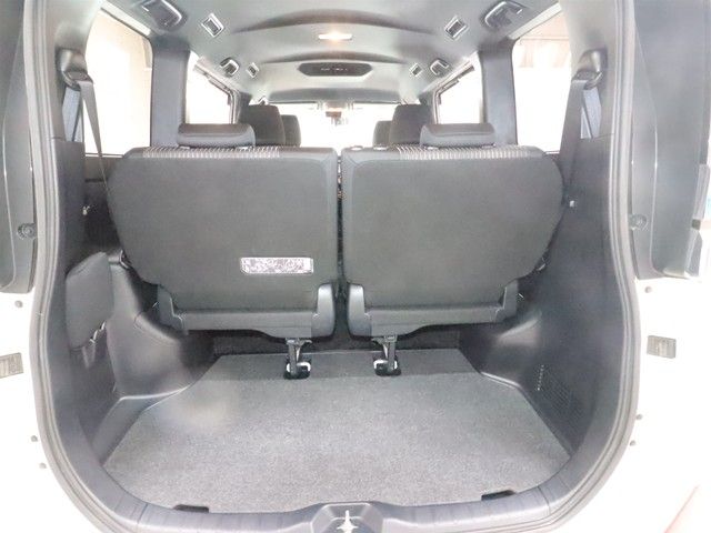 TOYOTA VOXY 2017 Image 31