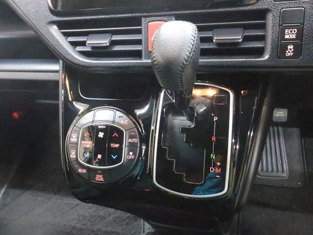 TOYOTA VOXY 2017 Image 31