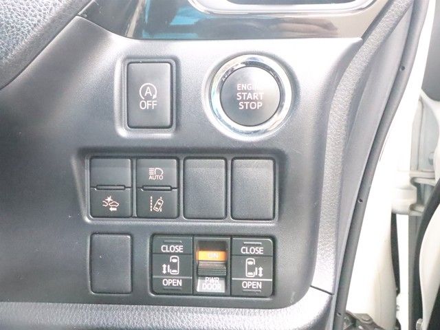 TOYOTA VOXY 2017 Image 31