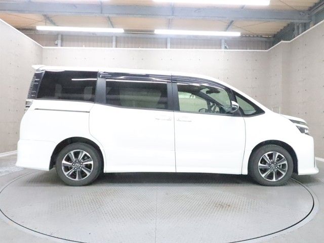 TOYOTA VOXY 2017 Image 31