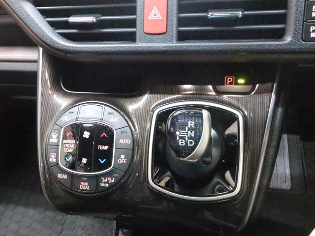 TOYOTA ESQUIRE HYBRID 2017 Image 31