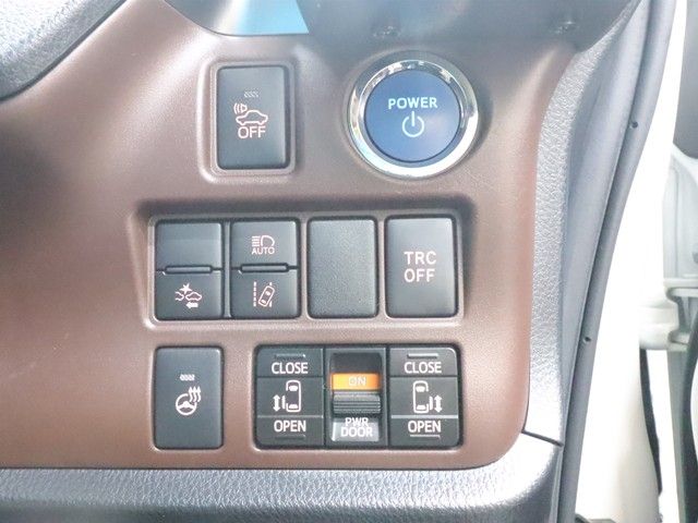 TOYOTA ESQUIRE HYBRID 2017 Image 31