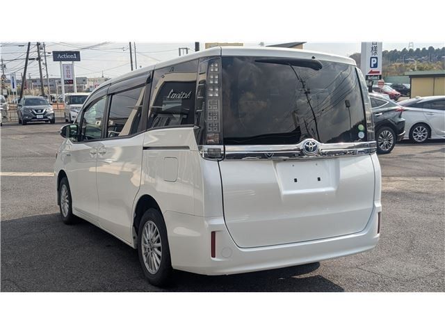 TOYOTA VOXY HYBRID 2014 Image 31