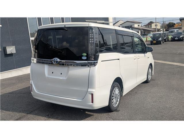 TOYOTA VOXY HYBRID 2014 Image 31