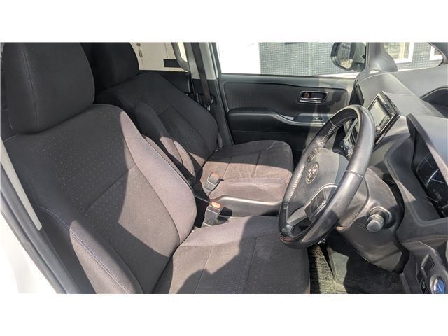 TOYOTA VOXY HYBRID 2014 Image 31