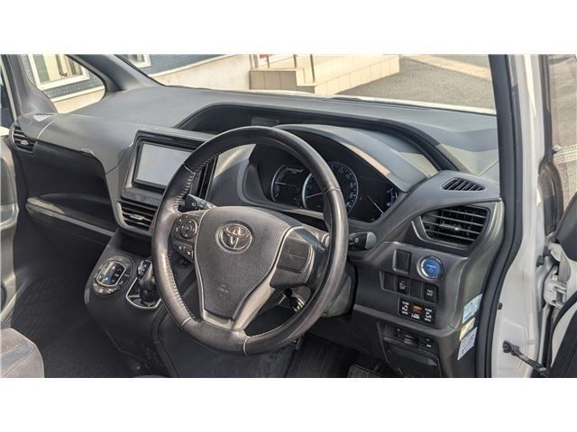 TOYOTA VOXY HYBRID 2014 Image 31