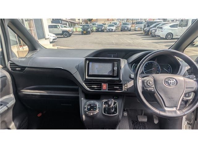 TOYOTA VOXY HYBRID 2014 Image 31