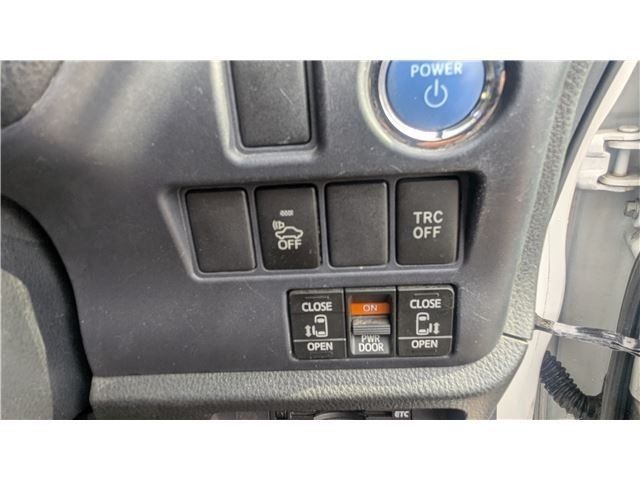 TOYOTA VOXY HYBRID 2014 Image 31