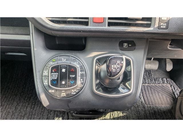 TOYOTA VOXY HYBRID 2014 Image 31