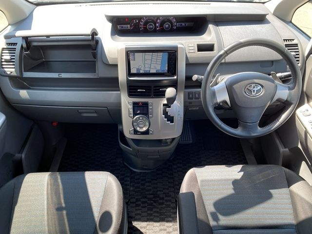 TOYOTA VOXY 2009 Image 31