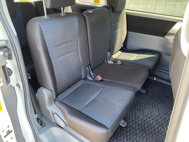 TOYOTA VOXY 2009 Image 31