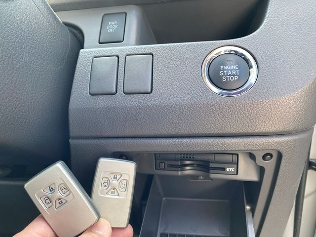 TOYOTA VOXY 2009 Image 31