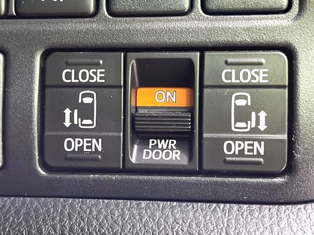 TOYOTA VOXY 2018 Image 31