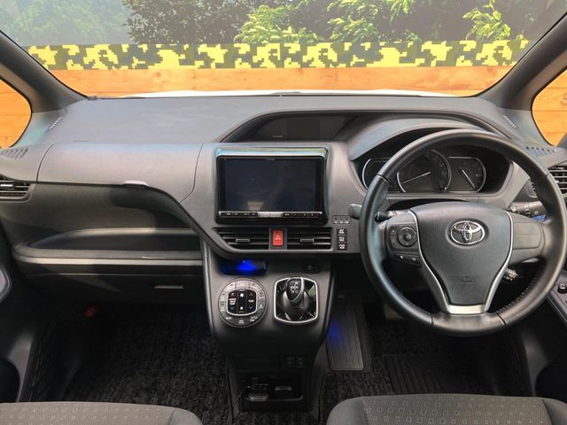 TOYOTA VOXY HYBRID 2015 Image 31