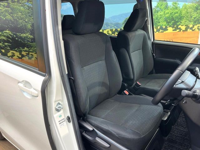 TOYOTA VOXY HYBRID 2015 Image 31