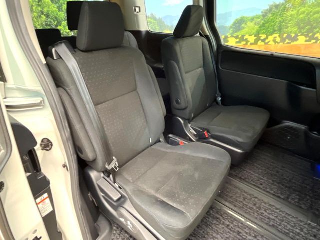 TOYOTA VOXY HYBRID 2015 Image 31