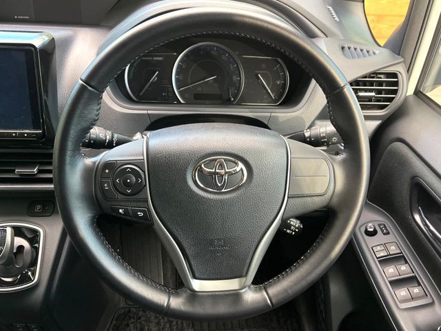 TOYOTA VOXY HYBRID 2015 Image 31