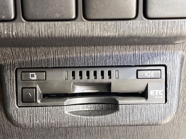 TOYOTA PRIUS ALPHA 2019 Image 31