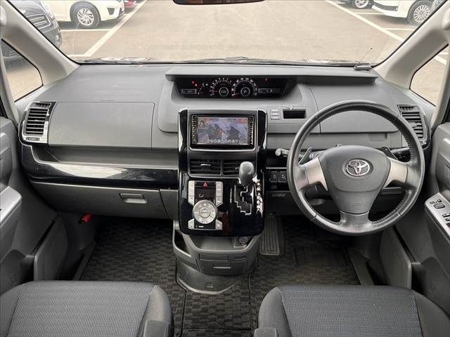 TOYOTA VOXY 2009 Image 31