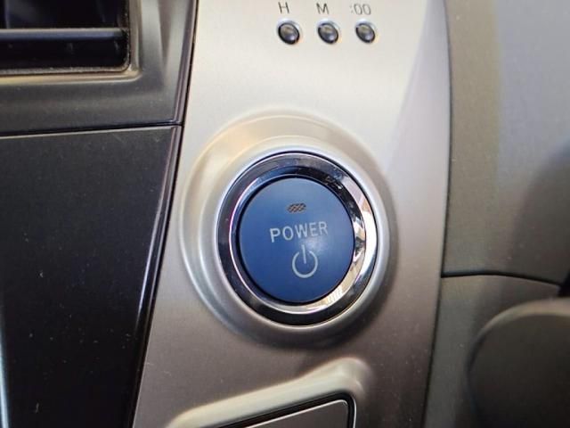 TOYOTA PRIUS ALPHA 2013 Image 31